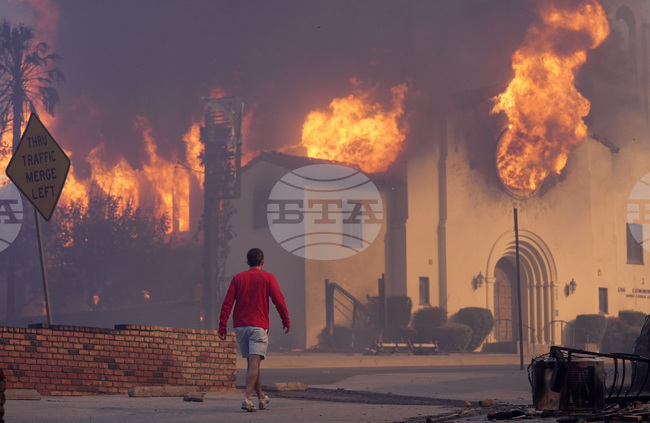 Горските пожари край Лос Анджелис излязоха извън контрол, най-малко петима души загинаха