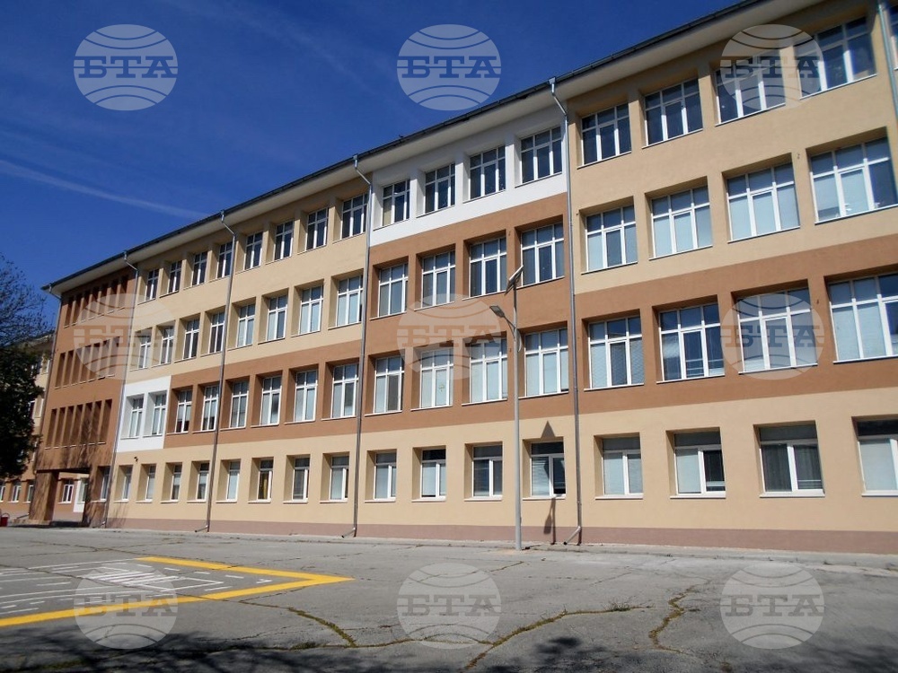 Брезнишкото училище чества патронния си празник с редица съпътстващи инициативи