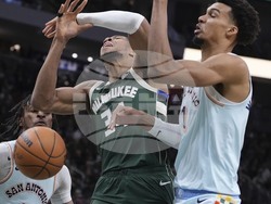 Spurs Bucks Basketball