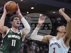Spurs Bucks Basketball