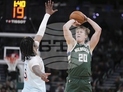 Spurs Bucks Basketball