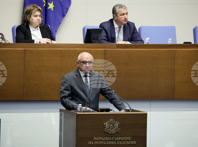 Позицията на Министерския съвет е константна, Българската православна църква е една и неделима, каза Димитър Главчев