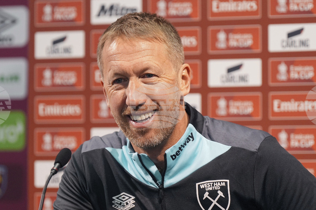 Уест Хям започва търсене на нов нападател