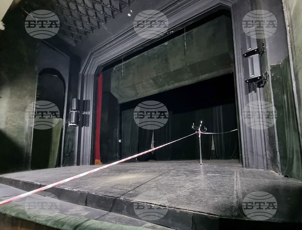 Надявам се в топлите месеци да започнем първите дейности по ремонта на ямболския театър, каза министър Мариан Бачев