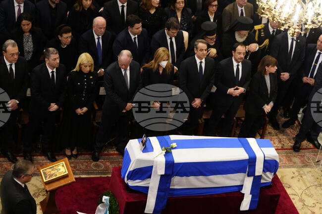 Гърците си вземат последно сбогом с бившия премиер реформист Костас Симитис