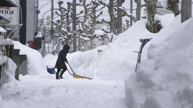Най-малко 16 жертви и над 100 ранени в силните снеговалежи в Япония