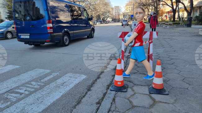 Община Силистра започна поставянето на триизмерни фигури на деца в близост до пешеходни пътеки