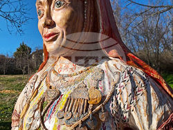 Село Пирин - двуметрова скулптура