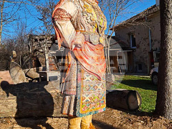 Село Пирин - двуметрова скулптура