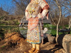 Село Пирин - двуметрова скулптура