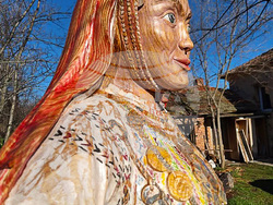 Село Пирин - двуметрова скулптура