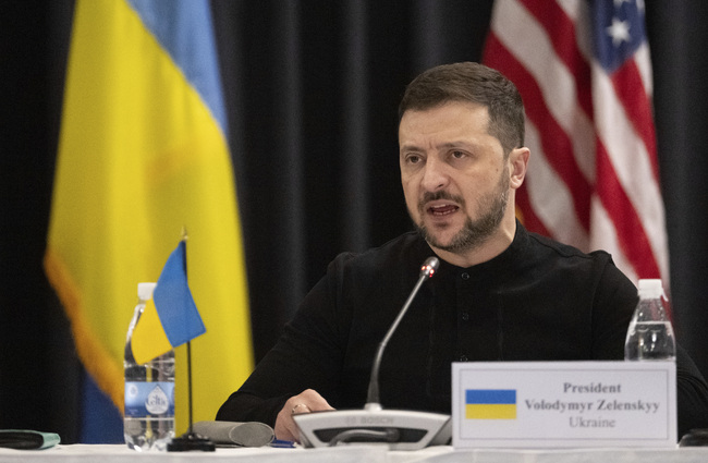 Володимир Зеленски каза, че западни съюзници на Украйна са обещали да ѝ предоставят военна помощ в размер на 2 млрд. долара