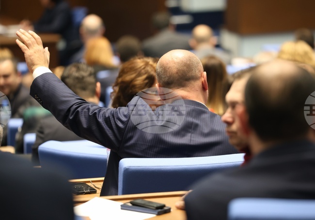 Parliament to Hear Ministers on Mandatory Registration of Trucks at Danube Bridge, Water Price Hike