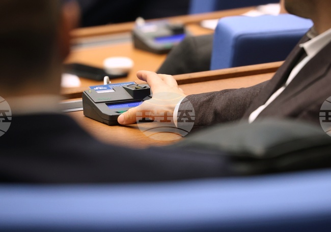 Парламентът отхвърли предложението изискванията за поставяне на стикери на предното стъкло на автомобила да се въвеждат само със закон