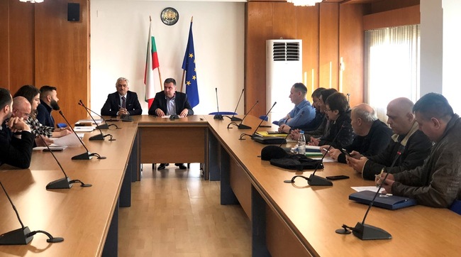 Областният управител на област Смолян Захари Сираков проведе работна среща във връзка със строителните дейности за изграждане на пътя Рудозем – Смолян