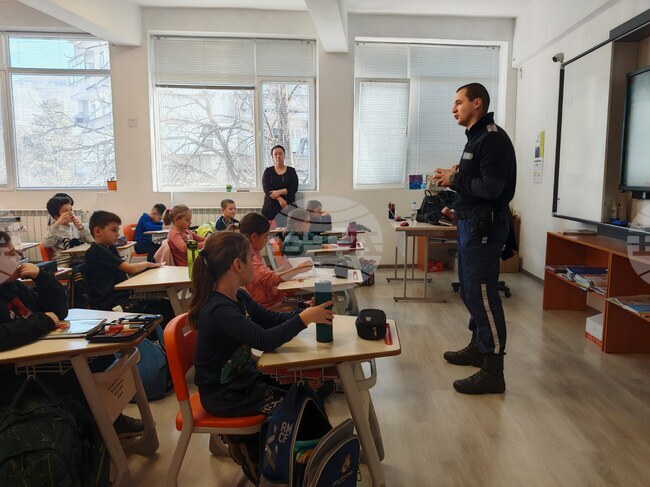 Урок по пътна безопасност изнесе полицейски инспектор в Началното училище „Васил Левски“ в Габрово