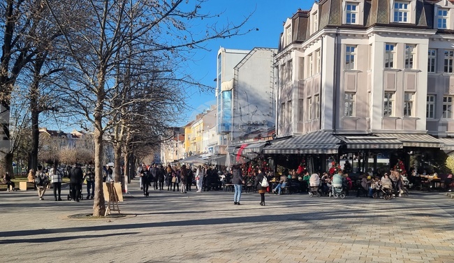 Близо 20 градуса отчетоха термометрите днес в Плевен и в Кнежа