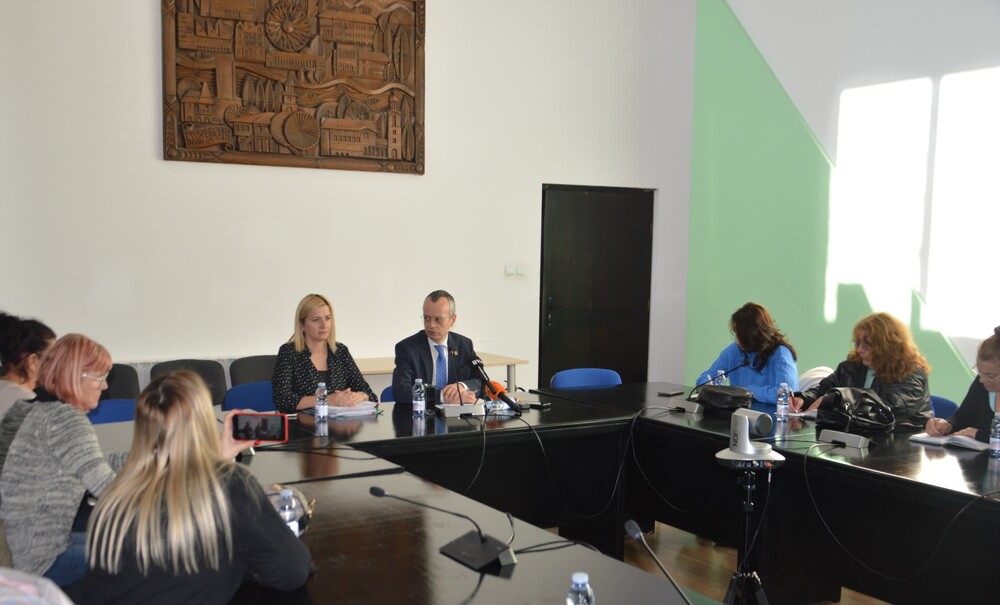 Община Благоевград: Кметът Методи Байкушев категорично против намаляване на паралелките в училищата в Благоевград, иска спешна среща с министъра