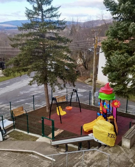 Нова детска площадка е израдена в земенското с. Габровдол на стойност 15 000 лв. 