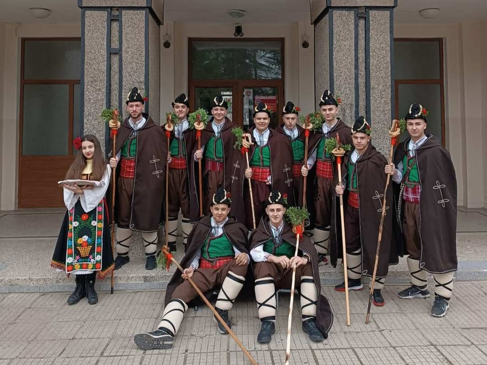 Младежи коледари от Елхово дариха средства за лечението на дете