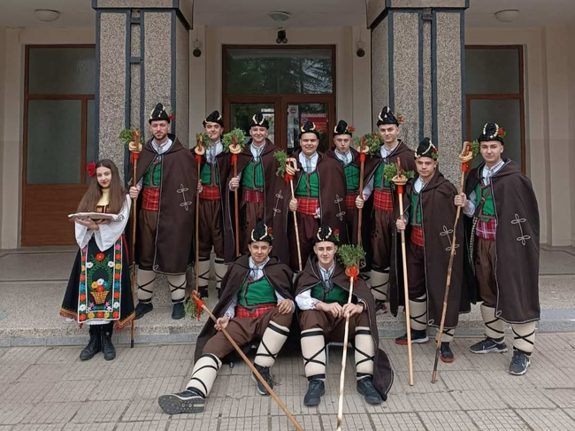 Младежи коледари от Елхово дариха средства за лечението на дете