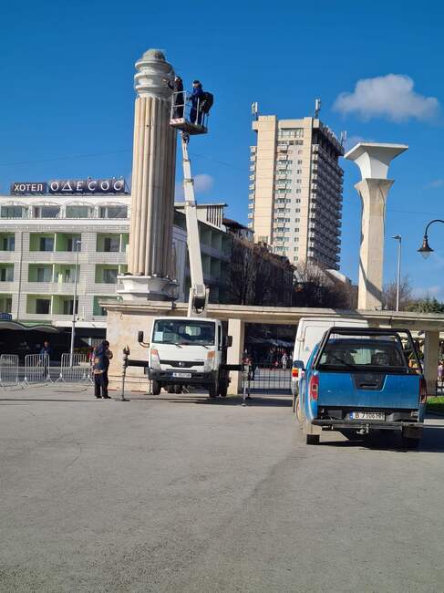 Община Варна: Завърши обезопасяването на колоните на входа на Морската градина
