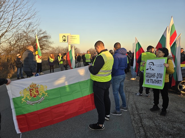 Около 600 души и над 100 автомобила излязоха на протест на изхода на град Козлодуй в посока Лом