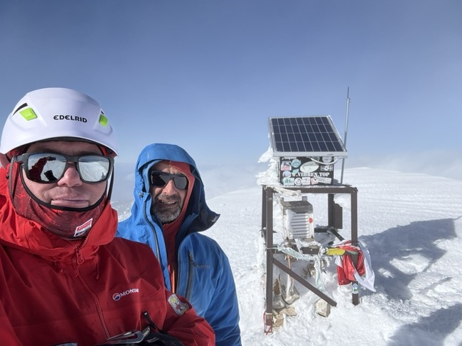 Община Банско: Кметът на Банско изкачи Вихрен по случай 100-години от зимната премиера на първенеца на Пирин