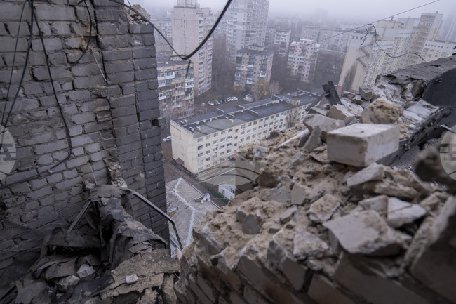 Отломки от свалени при руската атака дронове нанесоха щети в Киев