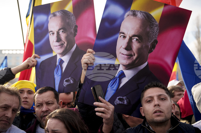 Калин Джорджеску е фаворит за предстоящите президентските избори в Румъния, показва анкета