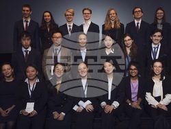 Българската дванадесетокласничка Александра Петкова е сред 20 младежи от цял свят, които представиха проект на Нобеловите награди. Снимка: МОН 