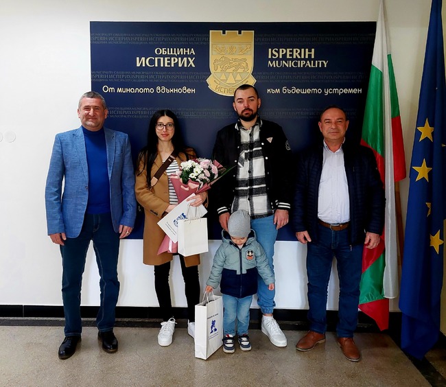 Кметът на Исперих дари първото родено бебе за 2025 година с плакет с герба и девиза на града, златно кръстче и грамота