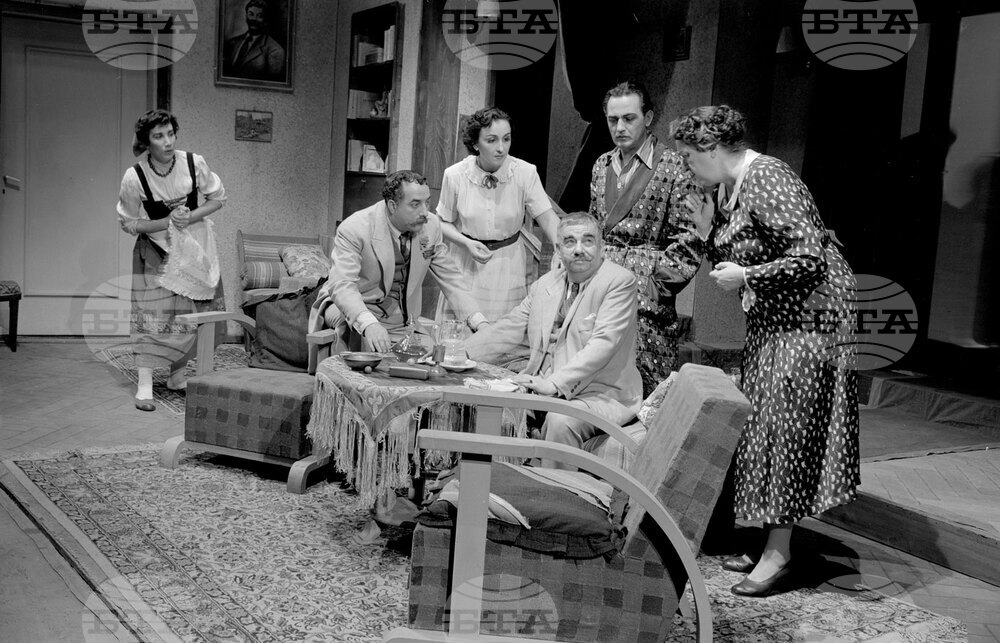 През 1955 г. е премиерата на комедията "Д-р" от Бранислав Нушич в народния театър "Иван Вазов"