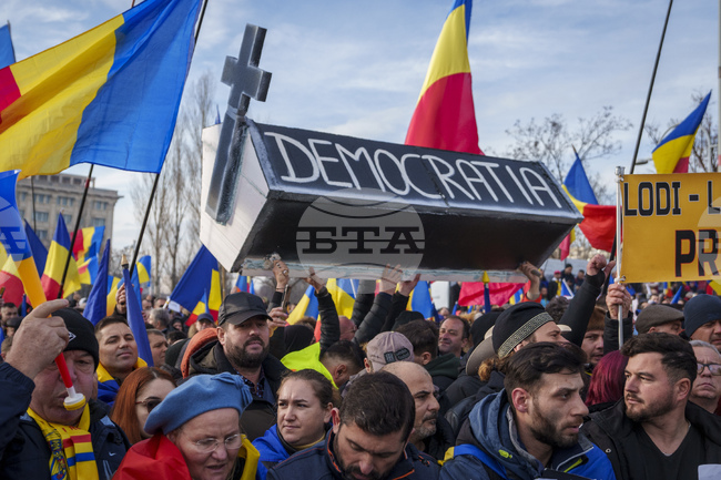 Хиляди привърженици на Калин Джорджеску протестират пред сградата на румънския парламент, където се намира и Конституционният съд