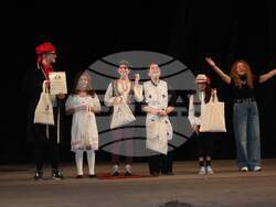 Кадри от представлението "При Мария" на театрално училище към Дом на енергетика при АЕЦ "Козлодуй""