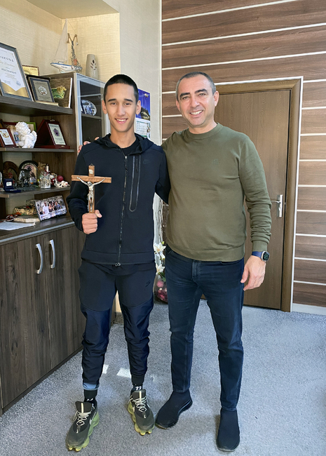 Тазгодишният спасител на богоявленския кръст в Луковит дари събраните средства от Йордановден за народни носии