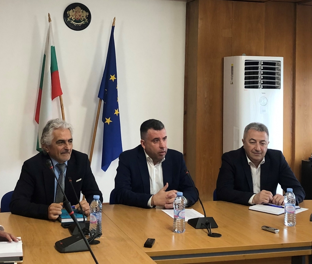 ОА Смолян: Областният управител Захари Сираков проведе работна среща относно готовността за безаварийно справяне с усложнена зимна обстановка