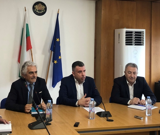 ОА Смолян: Областният управител Захари Сираков проведе работна среща относно готовността за безаварийно справяне с усложнена зимна обстановка