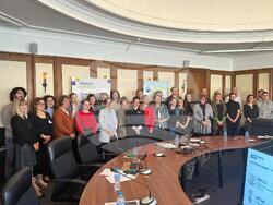  Близо 25 000 деца, ученици и родители участват в програмата на МОН "Стъпки заедно", която е за превенция на насилието и кибертормоза. Снимка: МОН