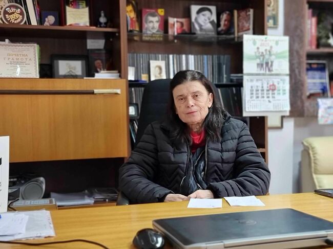 Ямболският театър има неразплатени 55 000 лева, но най-голямата щета е загубата на доверие, казва директорът Дияна Радева