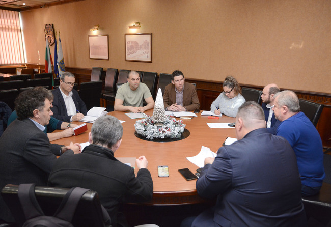 Три специализирани фирми ще извършват зимното поддържане на улиците в петте района на Варна