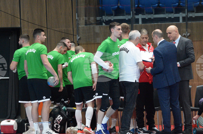 Седем хандбалисти, състезаващи се в чуждестранни клубове, са включени в състава на националния отбор на България за турнира IHF Emerging nations във Варна