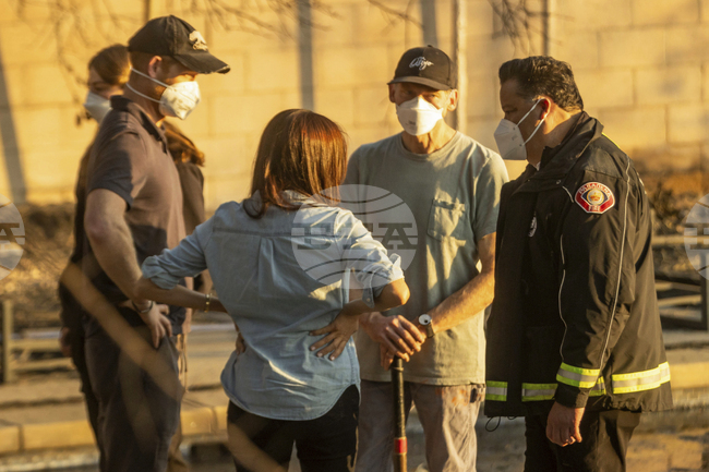 Принц Хари и Меган Маркъл посетиха опожарен район на Лос Анджелис и раздаваха храна на пострадалите