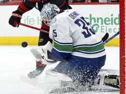 Canucks Hurricanes Hockey