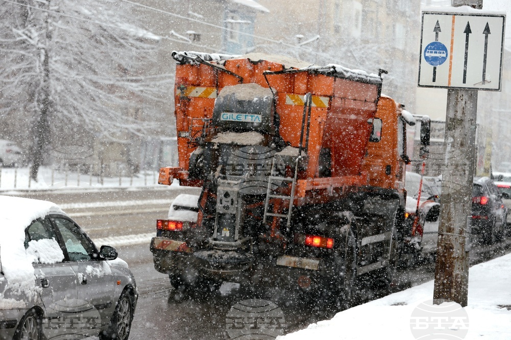 Над 150 снегопочистващи машини обработват срещу заледяване в София, съобщиха от Столичната община