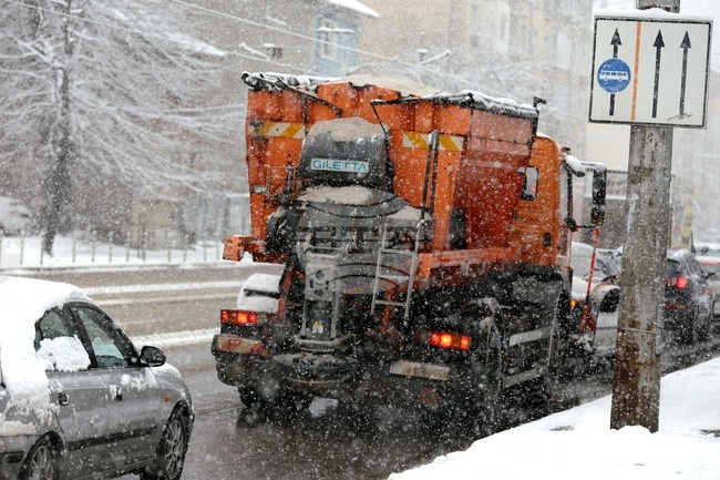 Над 150 снегопочистващи машини обработват срещу заледяване в София, съобщиха от Столичната община