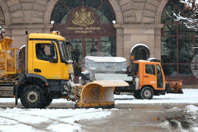 Общо 170 снегопочистващи машини чистят улиците в София, градският транспорт изпълнява маршрутите си, с изключение на автобусите към Витоша 