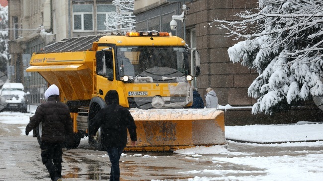 В готовност са 165 снегопочистващи машини за обработки във връзка с валежите от сняг в София
