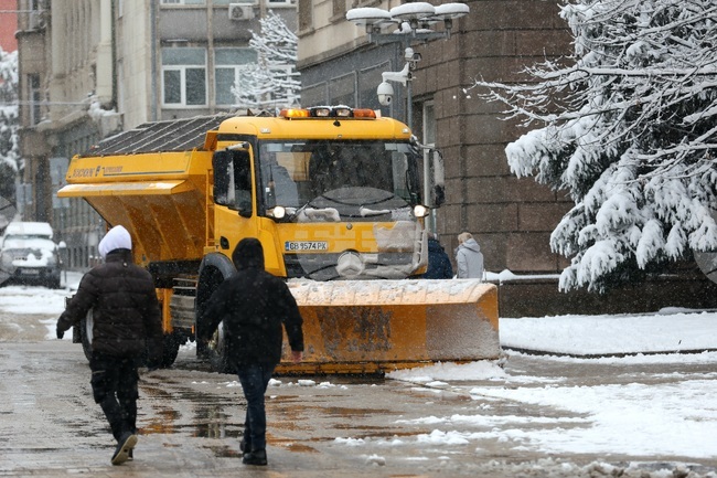 Общо 170 снегорина са чистили улиците в столицата тази нощ