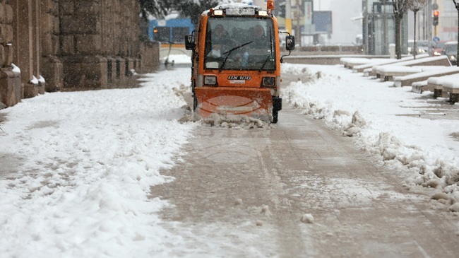 Започнаха снегопочистването и обработките срещу заледяване в София